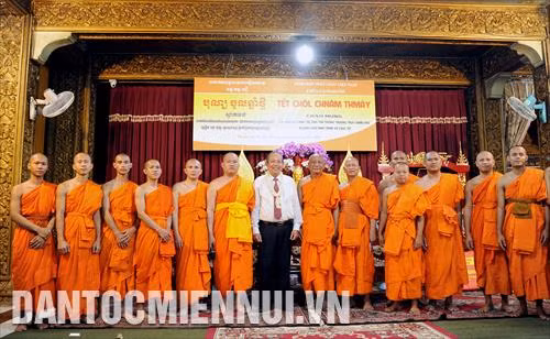 Phó Thủ tướng thường trực Trương Hòa Bình với các chư tăng Nam tông Khmer tại chùa Candaransi, Thành phố Hồ Chí Minh