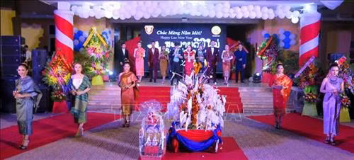 Lưu học sinh Lào biểu diễn trang phục truyền thống. Ảnh: Tường Vi - TTXVN