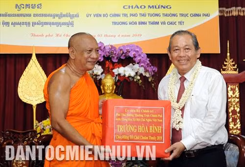 Phó Thủ tướng thường trực Trương Hòa Bình chúc mừng, tặng quà Hòa thượng Danh Lung, trụ trì chùa Candaransi (Quận 3,Thành phố Hồ Chí Minh)