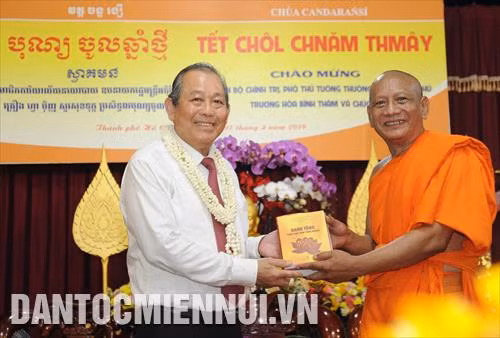 Hòa thượng Danh Lung, trụ trì Chùa Candaransi tặng quà lưu niệm Phó Thủ tướng thường trực Trương Hòa Bình