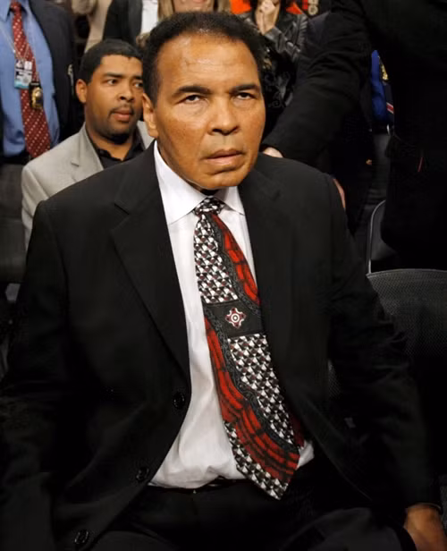 Trong ảnh (tư liệu): Ông Muhammad Ali tới xem trận so tài giữa Laila Ali và Shelley Burton trong giải vô địch quyền Anh WBC tại quảng trường Madison ở New York (Mỹ) ngày 11/11/2006. EPA/ TTXVN