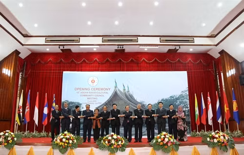 Thủ tướng Lào Thongloun Sisoulith chụp ảnh chung với các Trưởng đoàn và Tổng Thư ký ASEAN Lê Lương Minh.. Ảnh: Phạm kiên- TTXVN
