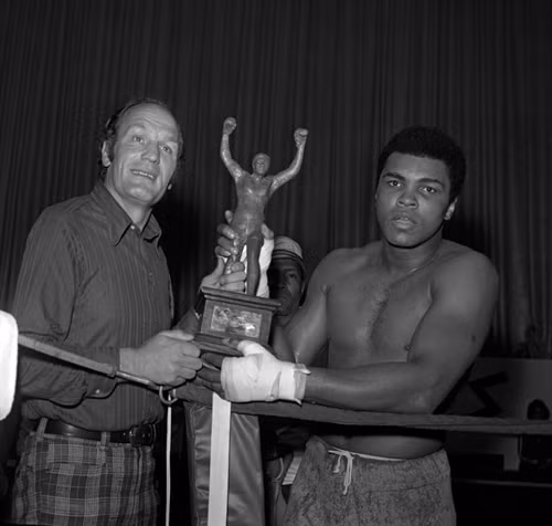Trong ảnh (tư liệu): Võ sĩ Muhammad Ali (phải) sau khi giành chiến thắng trước võ sĩ Joe Bugner trong trận đấu ở Las Vegas, Nevada, Mỹ tháng 2/1973. EPA/ TTXVN