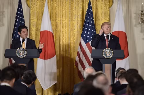 Tổng thống Mỹ Donald Trump (phải) và Thủ tướng Nhật Bản Shinzo Abe (trái) tại cuộc họp báo ở Washington, DC ngày 10/2. AFP/TTXVN