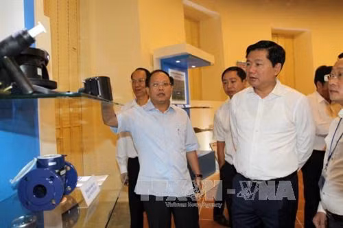Đồng chí Đinh La Thăng, Ủy viên Bộ Chính trị, Bí thư Thành ủy dẫn đầu, tới làm việc với Tổng công ty Cấp nước Thành phố Hồ Chí Minh (Sawaco) về tình hình thực hiện nhiệm vụ sản xuất, cung cấp nước sạch trên địa bàn năm 2016 và chương trình công tác năm 2017. Ảnh: Thanh Vũ - TTXVN