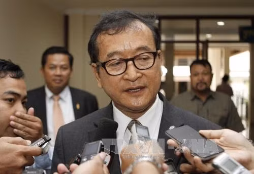 Ảnh (tư liệu): Ông Sam Rainsy phát biểu với báo giới ở Phnom Penh ngày 19/12/2014. AFP/TTXVN