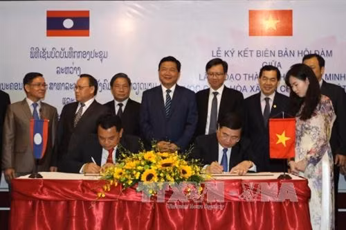Lễ ký kết Biên bản hội đàm giữa hai địa phương. Ảnh: Thanh Vũ-TTXVN