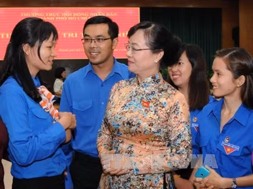 Chủ tịch HĐND Thành phố Hồ Chí Minh Nguyễn Thị Quyết Tâm với các đại biểu thanh niên tại buổi tiếp xúc cử tri. Ảnh: An Hiếu – TTXVN