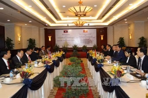 Bí thư Thành ủy Tp. Hồ Chí Minh Đinh La Thăng với Bí thư, Tỉnh trưởng tỉnh Hủa Phăn (Lào) Văn-Say Pheng-Sum-Ma cùng các đại biểu dâng hoa và tưởng niệm Chủ tịch Hồ Chí Minh tại công viên tượng đài Bác Hồ. Ảnh: Thanh Vũ-TTXVN