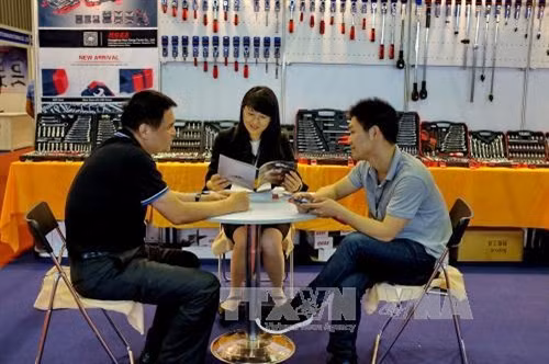 Gian hàng giới thiệu các loại phụ kiện sửa chữa xe tại triển lãm. Ảnh: Thế Anh-TTXVN