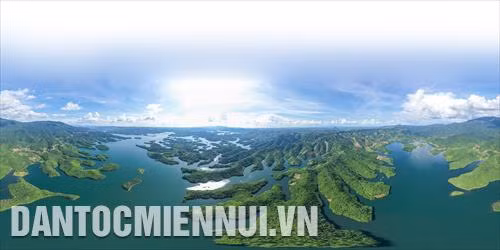 Hồ Tà Đùng, xã Đắk Som, huyện Đắk G’Long (Đắk Nông) - thắng cảnh được ví như “Vịnh Hạ Long trên cao nguyên”. Ảnh: Hưng Thịnh
