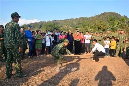 Chiến sĩ Tiểu đoàn 1 vui chơi cùng bà con trong thời gian công tác, thực hiện nhiệm vụ tại địa bàn xã Nậm Vì. Ảnh: Xuân Tiến- TTXVN