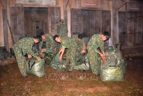 Cán bộ, chiến sĩ Tiểu đoàn 1 thu gom trang thiết bị, dụng cụ trở về đơn vị. Ảnh: Xuân Tiến- TTXVN