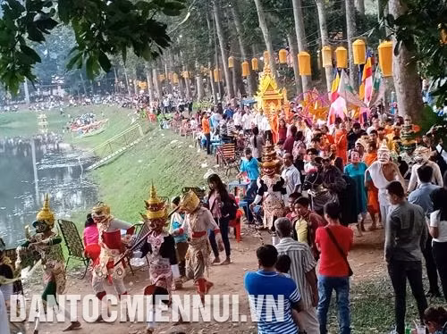 Đồng bào Phật tử Khmer diễu hành quanh Ao Bà Om, chào mừng lễ hội Oóc Om Bóc 2019. Ảnh: Yến Thanh