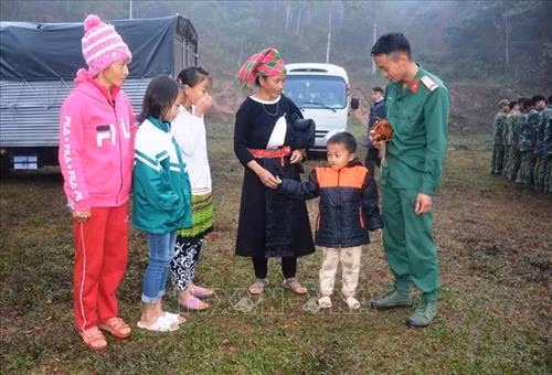 Người dân trên địa bàn xã Nậm Vì (huyện Mường Nhé) chia tay cán bộ, chiến sĩ Tiểu đoàn 1 trong bịn rịn, lưu luyến. Ảnh: Xuân Tiến- TTXVN