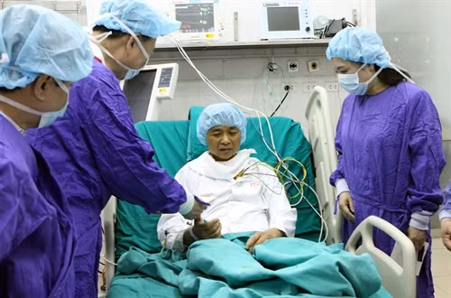 Bộ trưởng Bộ Y tế Nguyễn Thị Kim Tiến và Bộ trưởng Bộ Công an Tô Lâm đến thăm và tặng quà cho bệnh nhân vừa được ghép tạng. Ảnh: Dương Ngọc – TTXVN