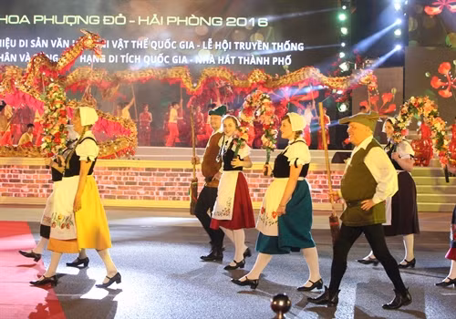 Các đoàn diễu hành chào mừng Lễ hội Hoa phượng đỏ - Hải Phòng 2016. Ảnh: Thống Nhất-TTXVN