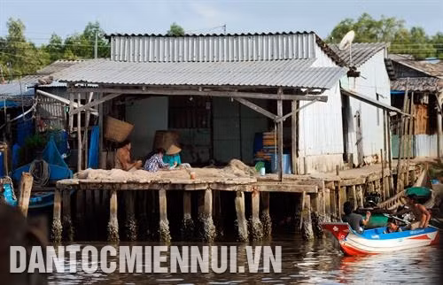 Các công trình kè sạt lở, bảo vệ đất tại xã Khánh Bình Tây, huyện Trần Văn Thời (Cà Mau). Ảnh: Phúc Thanh Bộ trưởng Bộ Nông nghiệp và Phát triển nông thôn Nguyễn Xuân Cường kiểm tra tình hình sạt lở tại tuyến bờ kè Đất Mũi, xã Đất Mũi, huyện Ngọc Hiển (Cà Mau). Ảnh: Huỳnh Thế Anh Thi công công trình kè chống sạt lở sông Ô Môn tại khu vực Thới Lợi, phường Thới An, quận Ô Môn, thành phố Cần Thơ. Ảnh: Nguyễn Thanh Liêm Nét hồn nhiên các em nhỏ sinh sống trong những căn nhà tạm bợ ở khu vực có nguy cơ sạt lở cao tại xã Đất Mũi, huyện Ngọc Hiển (Cà Mau). Ảnh: Phúc Thanh Người dân sinh sống ven sông, ven biển tại xã Đất Mũi, huyện Ngọc Hiển (Cà Mau) luôn đối mặt với hiểm họa sạt lở đang rình rập từng ngày. Ảnh: Phúc Thanh
