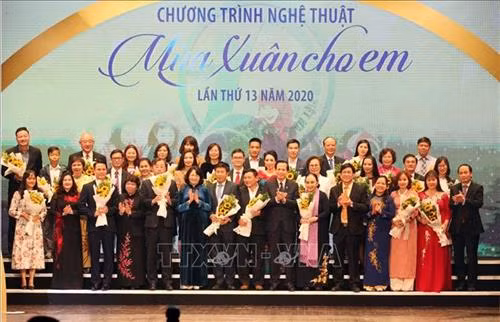 Phó Chủ tịch nước Đặng Thị Ngọc Thịnh, Bộ trưởng Bộ Lao động, Thương binh và Xã hội Đào Ngọc Dung và Giám đốc Quỹ Bảo trợ trẻ em Việt Nam Hoàng Văn Tiến chụp ảnh chung với các nhà tài trợ tại Chương trình. Ảnh: Anh Tuấn – TTXVN