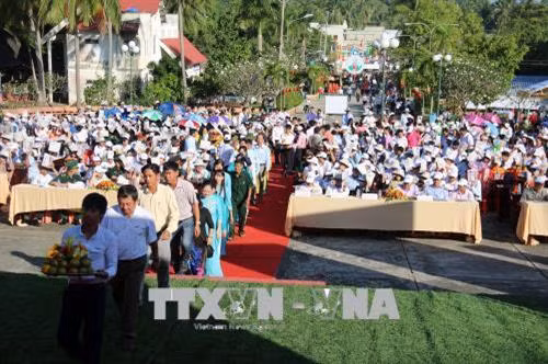 Dâng hương kỷ niệm 56 năm Ngày hy sinh Anh hùng lực lượng vũ trang nhân dân Phan Thị Ràng. Ảnh: Lê Sen - TTXVN