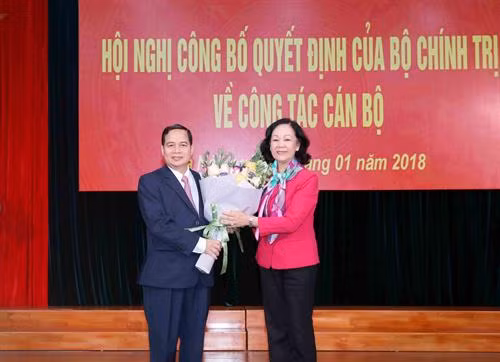 Đồng chí Trương Thị Mai, Ủy viên Bộ Chính trị, Bí thư Trung ương Đảng, Trưởng Ban Dân vận Trung ương tặng hoa chúc mừng đồng chí Điểu K'ré nhận nhiệm vụ mới. Ảnh: Phương Hoa - TTXVN