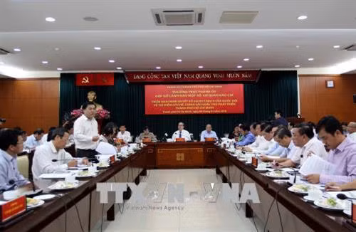 Giám đốc Cơ quan TTXVN Việt Nam khu vực phía Nam Nguyễn Quốc Tuấn phát biểu tại buổi gặp gỡ. Ảnh: Thanh Vũ-TTXVN