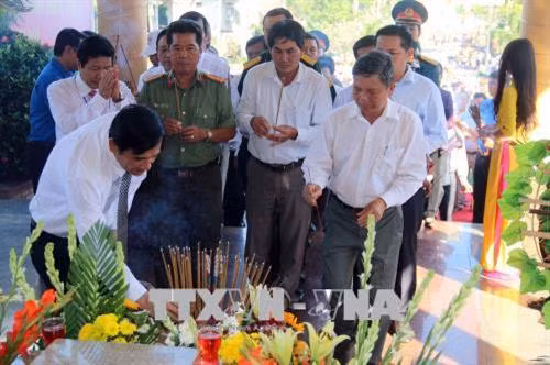 Dâng hương kỷ niệm 56 năm Ngày hy sinh Anh hùng lực lượng vũ trang nhân dân Phan Thị Ràng. Ảnh: Lê Sen - TTXVN