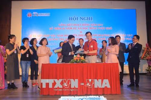 Ký cam kết tài trợ các dự án hỗ trợ với tỉnh Quảng Trị với số tiền hơn 5,1 tỷ đồng. Ảnh: Thanh Thủy - TTXVN