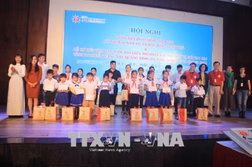 Trao 20 suất học bổng, mỗi suất trị giá 1,2 triệu đồng cho các em học sinh nghèo vượt khó thuộc các huyện Hải Lăng và Vĩnh Linh. Ảnh: Thanh Thủy - TTXVN