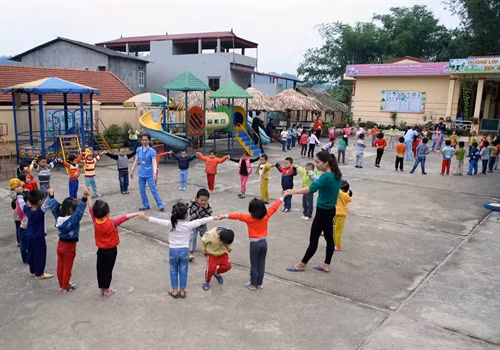 Giờ vui chơi ngoài trời của các cháu trường mầm non xã Quân Bình (Bạch Thông), xã đạt chuẩn Nông thôn mới năm 2016. Ảnh Vũ Sinh – TTXVN