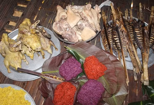 Khi thức dậy, việc đầu tiên trong ngày Tết Đoan Ngọ của đồng bào dân tộc Tày là “diệt sâu bọ”, bằng việc ăn các loại quả như mận, đào, dưa hấu.. và uống 1 chút rượu.. Diệt sâu bọ xong, các thành viên trong gia đình bắt đầu nấu ăn, chuẩn bị đồ lễ dâng cúng tổ tiên. Rất nhiều món ăn đặc sản bản địa được đồng bào Tày chuẩn bị trong ngày Tết Đoan ngọ. Lễ cúng tổ tiên do một bậc cao niên trong gia đình làm lễ. Trẻ em dân tộc Tày cũng dậy từ rất sớm và ăn quả để diệt sâu bọ. Tết Đoan ngọ còn là dịp để các thành viên trong gia đình đoàn tụ, cùng nhau nói chuyện vui vẻ, chúc cho nhau gặp những điều tốt lành trong cuộc sống.