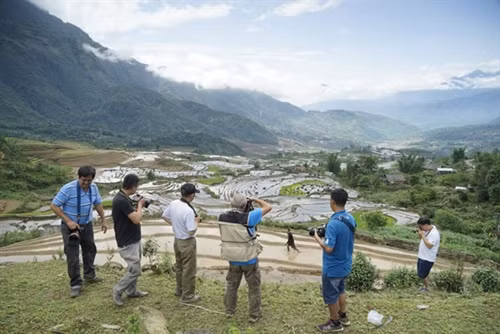 Nông dân xã Mường Hum đi cấy từ sáng sớm. Vào dịp giữa tháng 5, nhiếp ảnh gia lại có mặt tại vùng cao Bát Xát để ghi lại khoảnh khắc đẹp. Đam mê trước những thửa ruộng bậc thang. Đông đảo du khách và nhiếp ảnh gia đến Bát Xát để chụp ảnh ruộng bậc thang. Do thời tiết thuận lợi nên việc cấy lúa được đảm bảo hơn. Khoảnh khắc tuyệt đẹp tại ruộng bậc thang Bát Xát. Dọc đường lên Y Tý, nơi nào có ruộng bậc thang đẹp là các nhiếp ảnh gia lại tranh thủ chụp hình. Chỉ cuối tháng 5 là các thửa ruộng cấy xong.