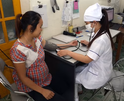 Khám chữa bệnh cho nhân dân tại Trạm y tế xã Quân Bình (Bạch Thông), xã đạt chuẩn Nông thôn mới năm 2016. Ảnh Vũ Sinh – TTXVN