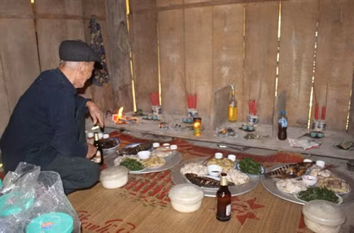 Khi thức dậy, việc đầu tiên trong ngày Tết Đoan Ngọ của đồng bào dân tộc Tày là “diệt sâu bọ”, bằng việc ăn các loại quả như mận, đào, dưa hấu.. và uống 1 chút rượu.. Diệt sâu bọ xong, các thành viên trong gia đình bắt đầu nấu ăn, chuẩn bị đồ lễ dâng cúng tổ tiên. Rất nhiều món ăn đặc sản bản địa được đồng bào Tày chuẩn bị trong ngày Tết Đoan ngọ. Lễ cúng tổ tiên do một bậc cao niên trong gia đình làm lễ. Trẻ em dân tộc Tày cũng dậy từ rất sớm và ăn quả để diệt sâu bọ. Tết Đoan ngọ còn là dịp để các thành viên trong gia đình đoàn tụ, cùng nhau nói chuyện vui vẻ, chúc cho nhau gặp những điều tốt lành trong cuộc sống.