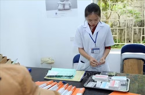 Chuẩn bị thuốc Buprenorphine để điều trị cho bệnh nhân. Ảnh: Phan Tuấn Anh - TTXVN
