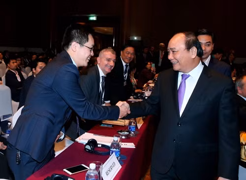 Thủ tướng Nguyễn Xuân Phúc với các đại biểu tham dự diễn đàn. Ảnh: Thống Nhất-TTXVN