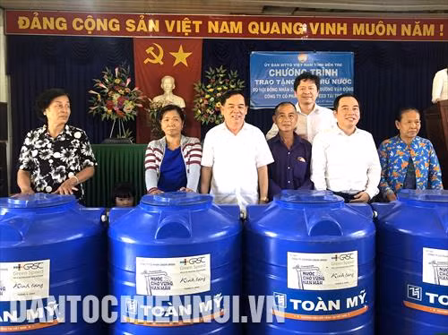 Ông Trần Ngọc Tam (thứ 3 từ trái sang), Phó Bí thư Thường trực Tỉnh ủy Bến Tre và ông Lê Văn Hoàng (thứ 2 từ phải sang), Tổng Giám đốc Công ty Cổ phần Green Speed tặng bồn chứa nước cho người dân xã Phước Ngãi, huyện Ba Tri, Bến Tre.