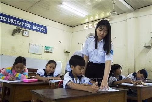 Sinh viên Trường Cao đẳng Sư phạm Kiên Giang tham gia chương trình dạy hè miễn phí “Chắp cánh ước mơ cho trẻ em nghèo thông qua dạy học tiếng Anh và rèn chữ đẹp”. Ảnh: Hồng Đạt-TTXVN