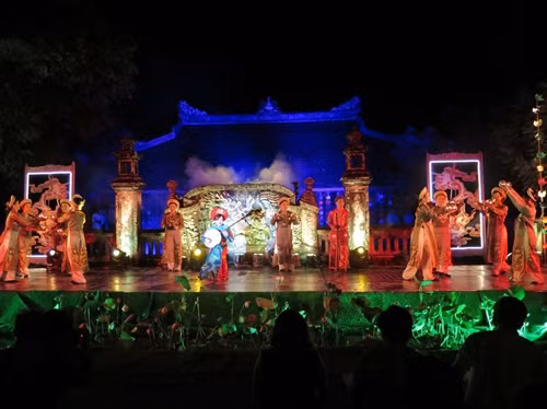 Hát hầu văn "Cảnh đẹp Huế đô" do Nghệ sĩ Mai Chung và đoàng múa trình bày. Ảnh: Quốc Việt- TTXVN