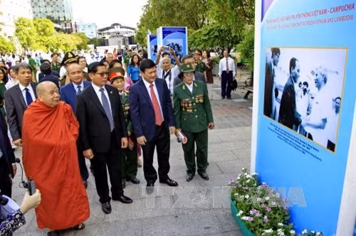 Các đại biểu tham quan Triển lãm trưng bày 90 bức ảnh về quan hệ Việt Nam - Campuchia. Ảnh: Thế Anh-TTXVN