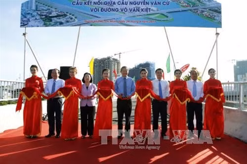 Nghi thức cắt băng thông xe 2 nhánh cầu vượt Nguyễn Văn Cừ. Ảnh: Hoàng Hải - TTXVN