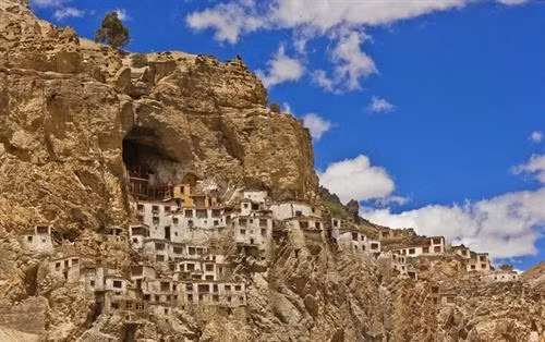 Phuktal hay Phuktal Gompa là một tự viện biệt lập, nằm ở phía đông nam tiểu khu Zanskar, quận Ladakh, Ấn Độ. Công trình được xây dựng hoàn toàn bằng gỗ và bùn, ở lối vào của hang động tự nhiên, trên hẻm núi. Từ xa nhìn lại, nơi này trông giống như một tổ ong khổng lồ trên vách đá. Ảnh: Amusing Planet.