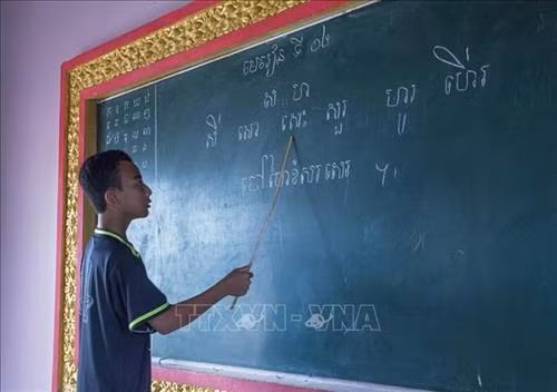Học đánh vần tiếng Khmer. Ảnh: Hồng Đạt - TTXVN