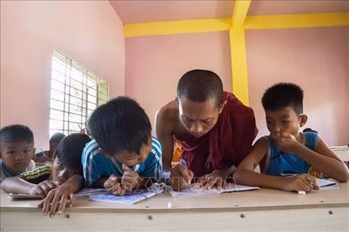 Sư Danh Sóc Kha tại chùa Tà Bết, xã Thạnh Lộc (Châu Thành, Kiên Giang) dạy tiếng Khmer cho các em nhỏ. Ảnh: Hồng Đạt - TTXVN