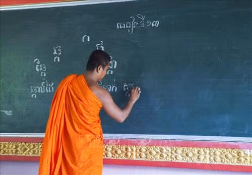 Lớp học tiếng Khmer trong dịp nghỉ hè tại chùa Tà Bết, xã Thạnh Lộc, huyện Châu Thành (Kiên Giang). Ảnh: Hồng Đạt - TTXVN
