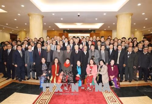 Tổng Bí thư Nguyễn Phú Trọng và các đồng chí lãnh đạo Đảng, Nhà nước chụp ảnh chung với các đại biểu trí thức, văn nghệ sĩ. Ảnh: Trí Dũng – TTXVN
