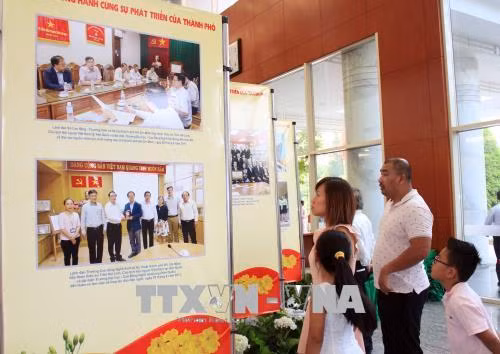 Đại biểu kiều bào tham quan Triển lãm ảnh " Thành phố Hồ Chí Minh chào đón kiều bào Xuân Mậu Tuất 2018". Ảnh: Xuân Khu – TTXVN