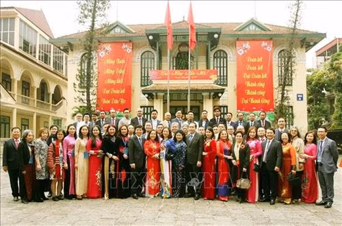 Bí thư Trung ương Đảng, Chủ tịch Ủy ban Trung ương Mặt trận Tổ quốc Việt Nam Trần Thanh Mẫn với các kiều bào tiêu biểu về nước đón Tết cổ truyền và tham dự chương trình Xuân quê hương 2019. Ảnh: Nguyễn Dân- TTXVN