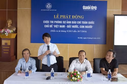 Ban tổ chức giới thiệu cuộc thi phóng sự ảnh Báo chí toàn quốc chủ đề "Việt Nam - Đất nước, con người". Ảnh: Minh Đức – TTXVN