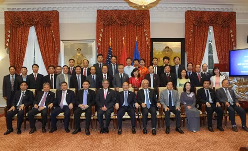 Chủ tịch Quốc hội Nguyễn Sinh Hùng chụp ảnh chung với cán bộ nhân viên Đại sứ quán Việt Nam tại Hoa Kỳ. Ảnh: Nhan Sáng-TTXVN